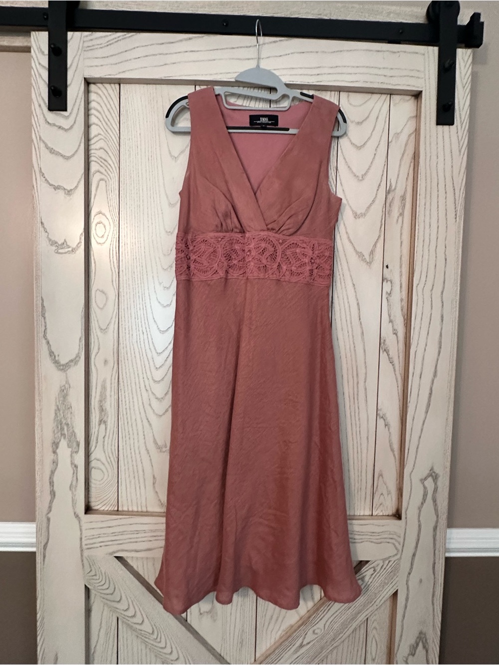 Tailor B. Moss Sleeveless V-Neck Midi Dress in Dusty Rose
